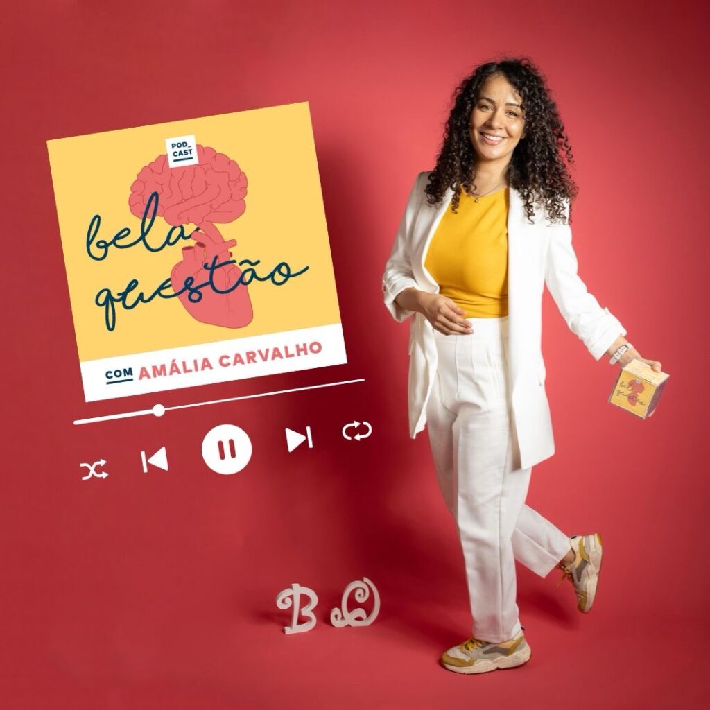 Amalia Carvalho ao lado do simbolo do podcast Bela Questao